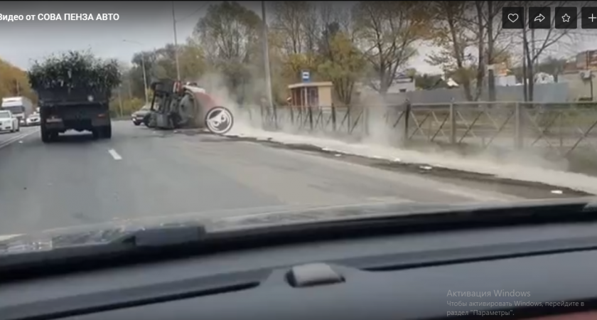 В Пензе на повороте в поселок Монтажный после ДТП опрокинулась автоцистерна 