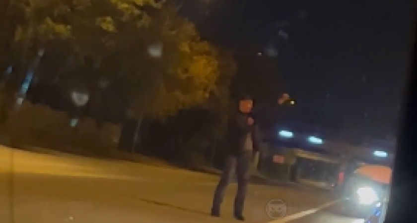 В Пензе пьяный мужчина выбегал на проезжую часть регулировать движение