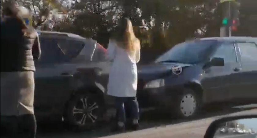 Из-за массового ДТП на улице Измайлова образовалась огромная пробка