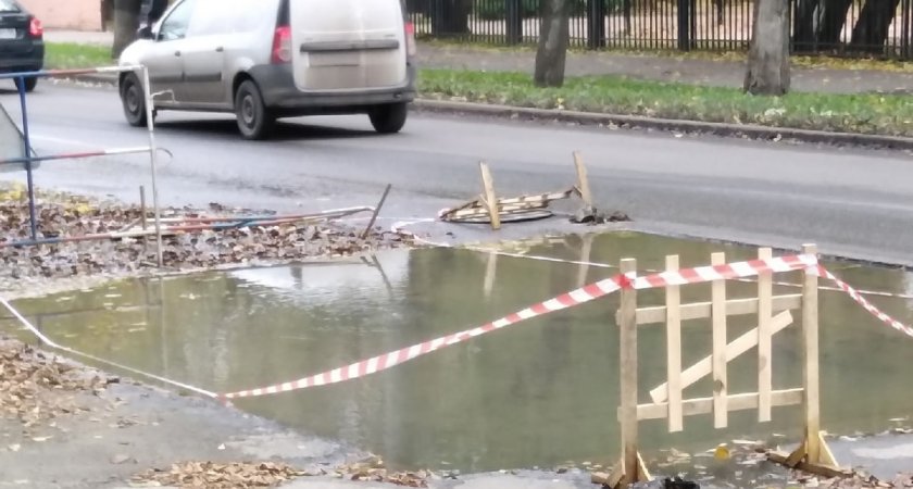 В Пензе на улице Крупской затопило проезжую часть