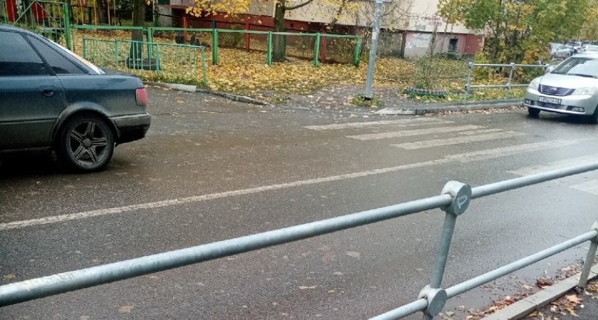 Пензячка просит дорожников убрать штырь, который тортич из тротуара по пути в детский сад