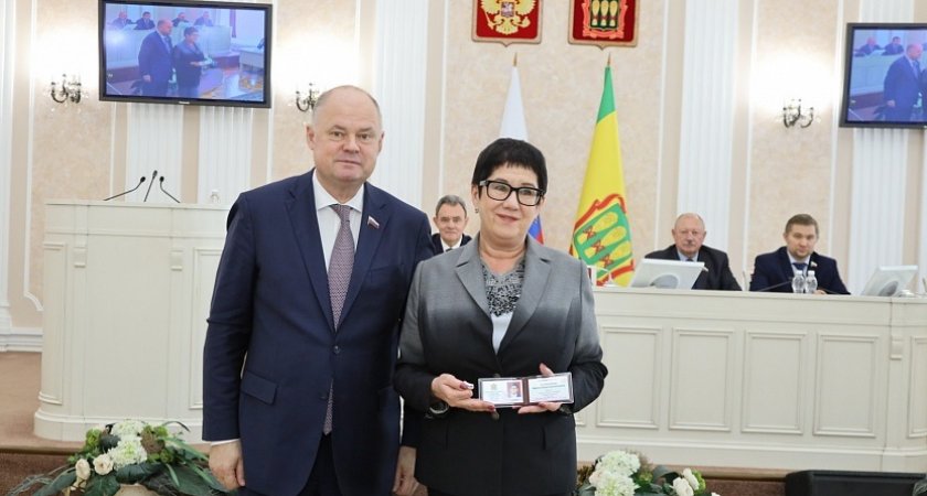 Удостоверение депутата Закособрания получила директор школы №77