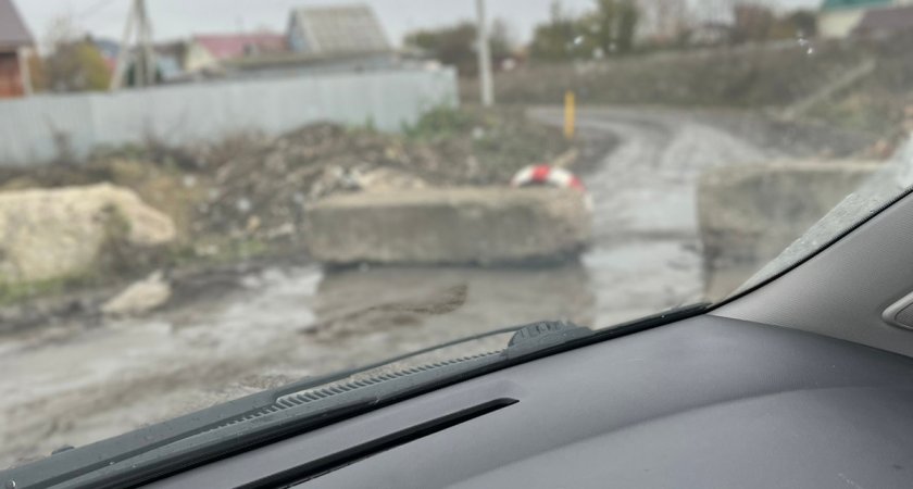 Жители Терновки перекрыли дорогу бетонными блоками