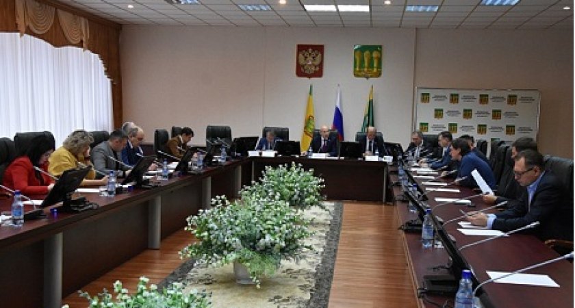 Пензенцы сообщили об опасном провале асфальта около детской больницы имени Филатова 