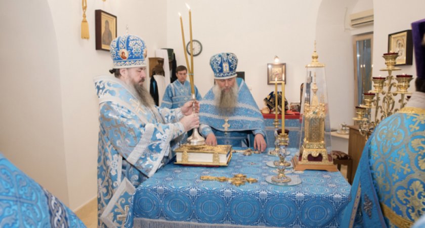 Митрополит Серафим совершил литургию в честь Казанской иконы Божией Матери