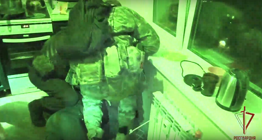 Появилось видео задержания 25-летнего пензенца, грозившего взорвать дом