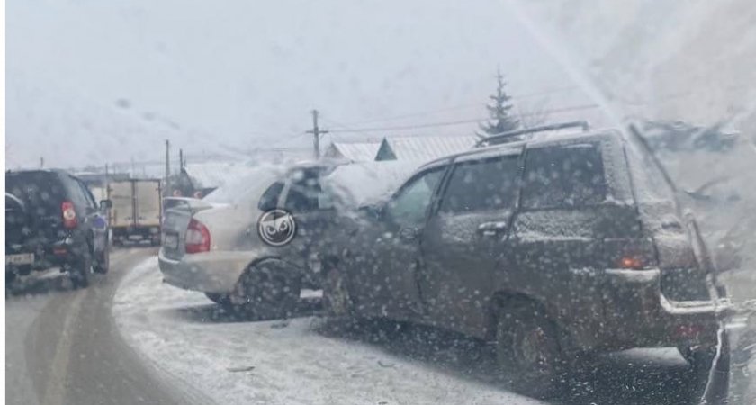 Из-за ДТП в селе Бессоновка образовалась огромная пробка 