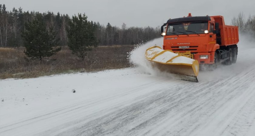 С последствиями снегопада на трассах Пензенской области борются 100 спецмашин 