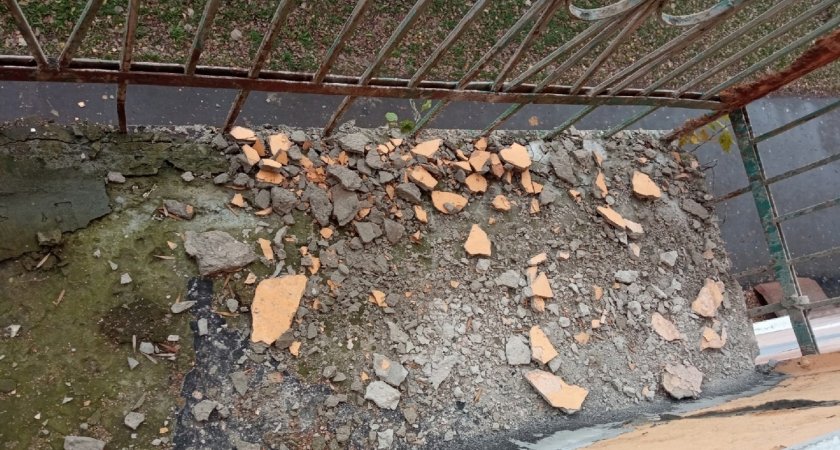 В Заводском районе Пензы штукатурка с дома летит на тротуар, где ходят люди