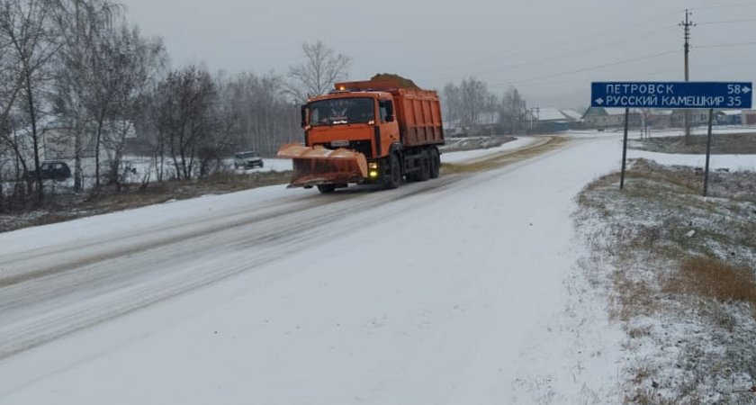 На трассах Пензенской области 100 машин спецтехники устраняют последствия снегопада