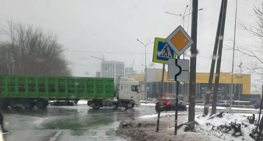 На перекрестке в Арбековской заставе вновь поменяли знаки приоритета