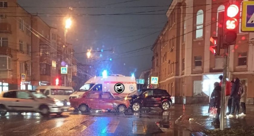 В Пензе на перекрестке улиц Максима Горького и Володарского столкнулись два автомобиля