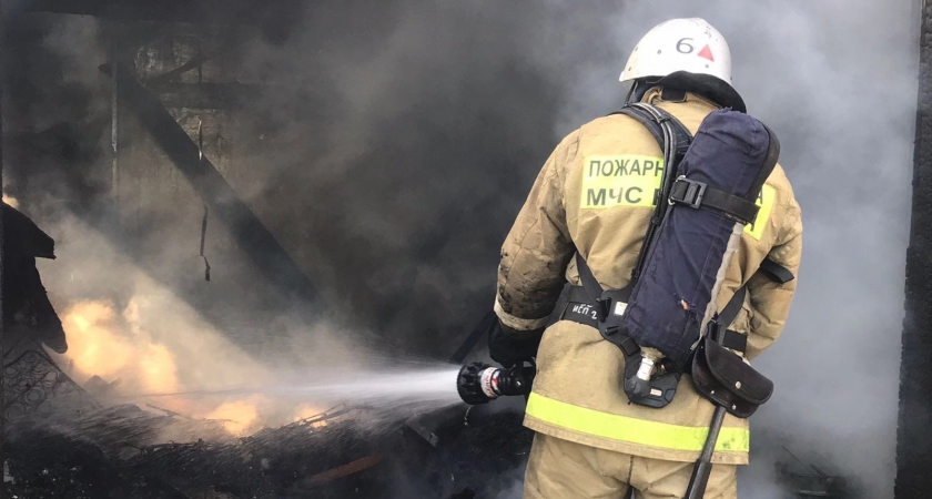 В Пензе при пожаре из горящей квартиры эвакуировали трех человек