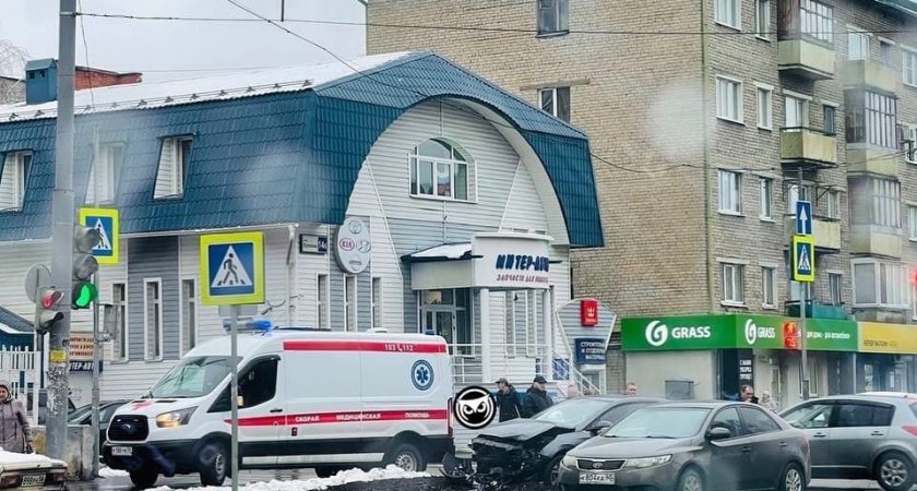 Соцсети: в Пензе на Кулакова произошла серьезная авария