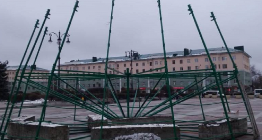 На площади Ленина в Пензе приступили к монтажу новогодней ели