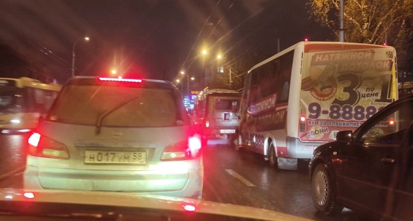 Пензенцы сообщают о пробке в центре города около ТЦ "Суворовский"