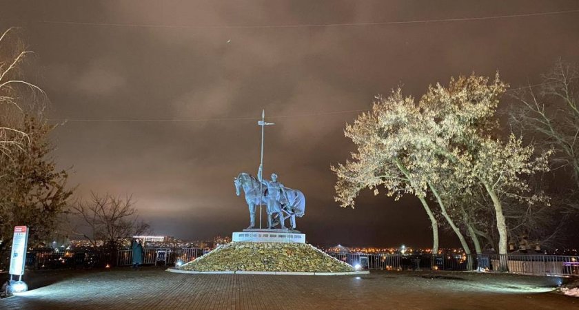 Памятник "Переселенцу" подсветили после обращений горожан 