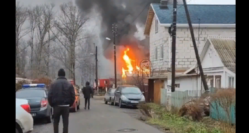 В Пензе страшный пожар на улице 1-й Офицерской ликвидировали 28 огнеборцев 