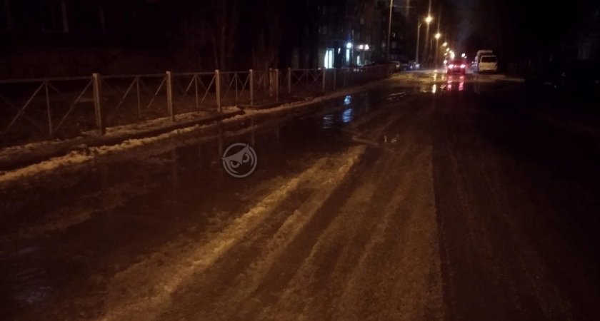 В Пензе на перекрестке Циолковского и Беляева ночью произошел прорыв водопровода 