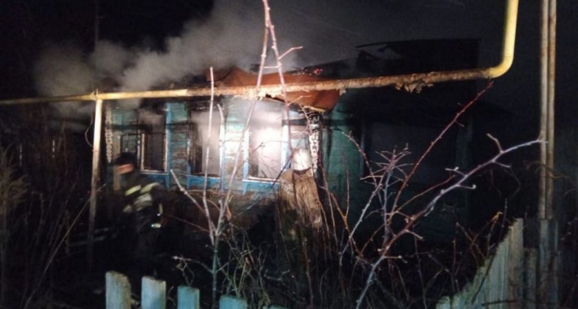 Пожарные потушили загоревшийся дом в Сурске, но ребенок до сих пор не найден 