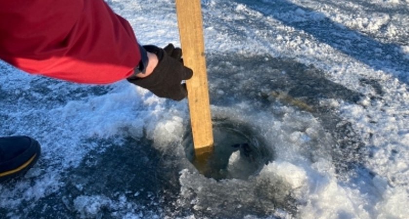 Специалисты по ЧС в Пензе измерили толщину льда на водоемах