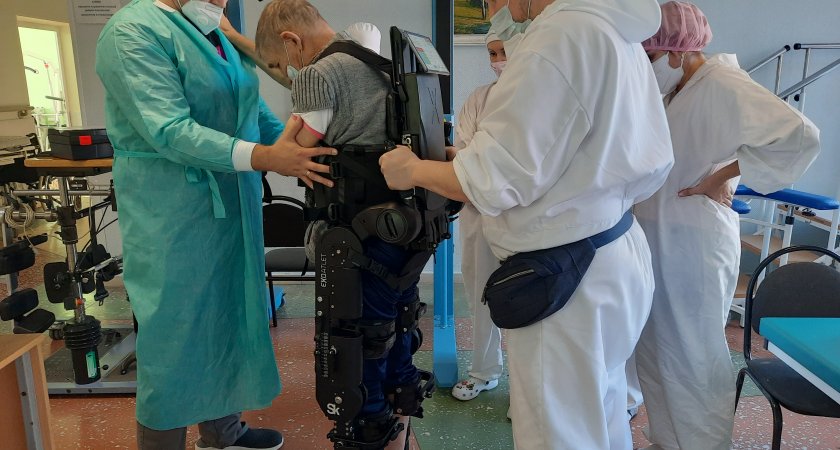 В Пензе медики помогают встать на ноги пациентам с помощью экзоскелета