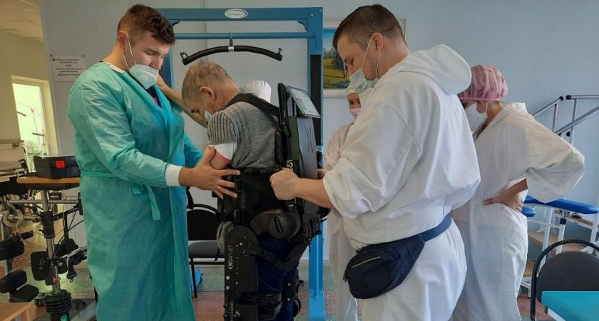 В Пензе пациентов заново ставят на ноги при помощи экоскелета