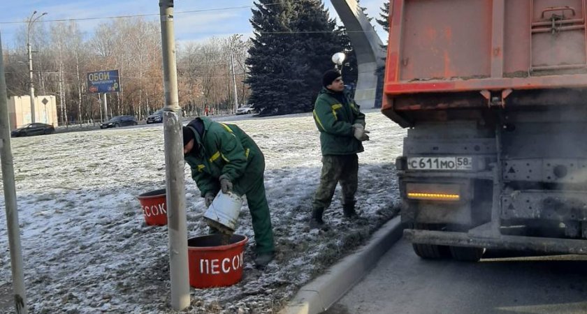 Коммунальщики Пензы ввели специальные емкости для песка 