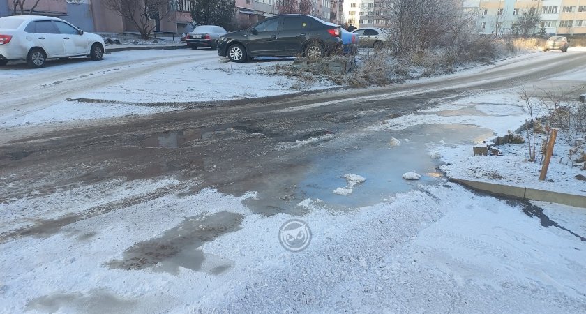 В Пензе во вдоре жилого дома заливает дорогу