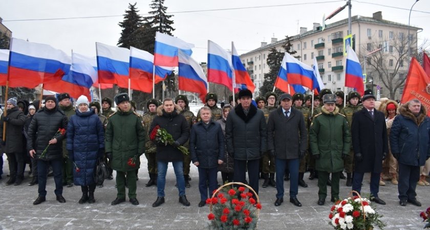 В Пензе возложили цветы в честь памятьи героев Отечества