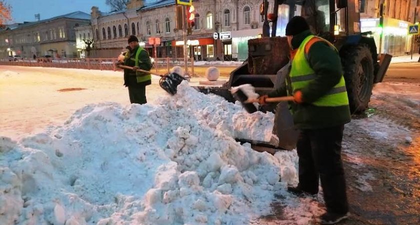 Пензенские коммунальщики круглосуточно убирают последствия непогоды 