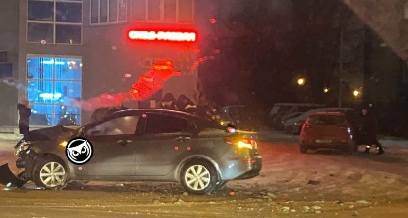 В Пензе на Южной поляне столкнулись два автомобиля 