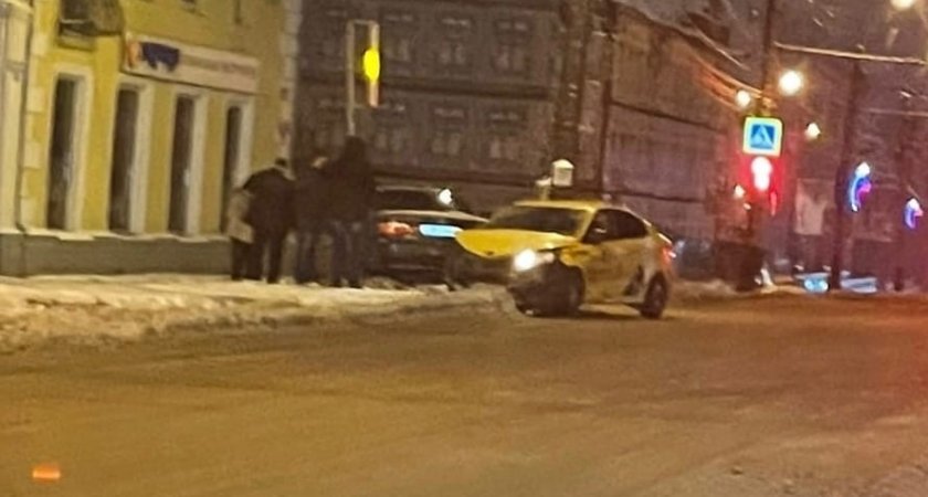В центре Пензы произошло ДТП с участием такси 