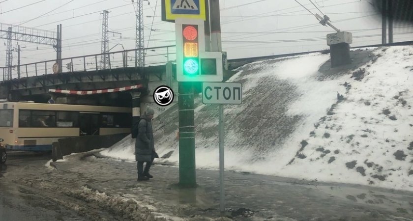 Пензенцы сообщают о поломке светофора у Бакунинского моста 