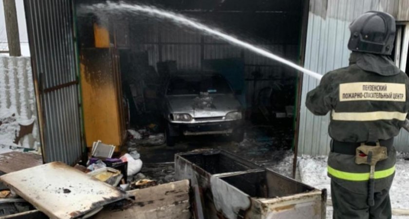 В селе Пензенской области сгорел гараж с авто