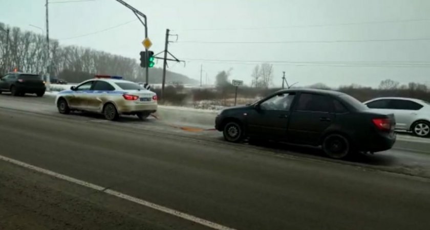 В Пензенской области сотрудники ГИБДД помогли водителю сломавшегося автомобиля