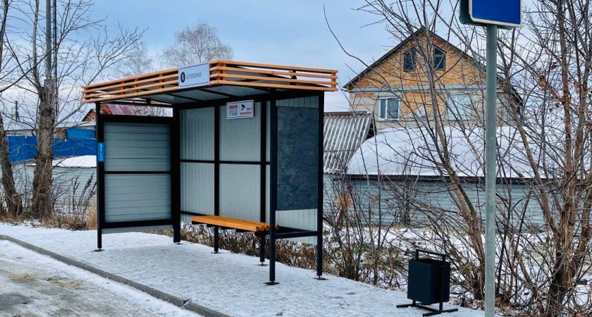 В поселке Барковка установили два новых остановочных павильона