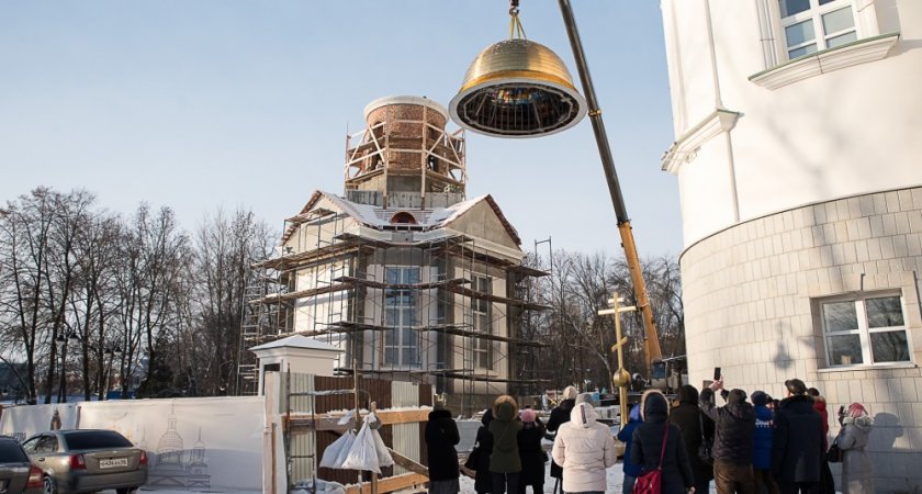 В Пензе освятили купол и крест воссоздаваемой Евлампиевской церкви-усыпальницы