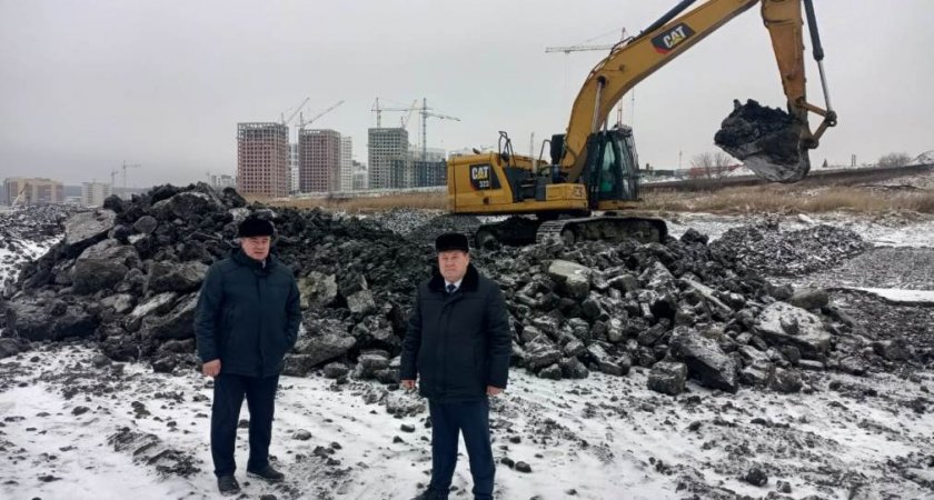 Чиновники проверили, как идут работы по очистке водоема возле городской больницы № 6