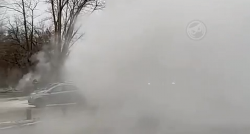 В Пензе около «Тяжпрома» забил гейзер