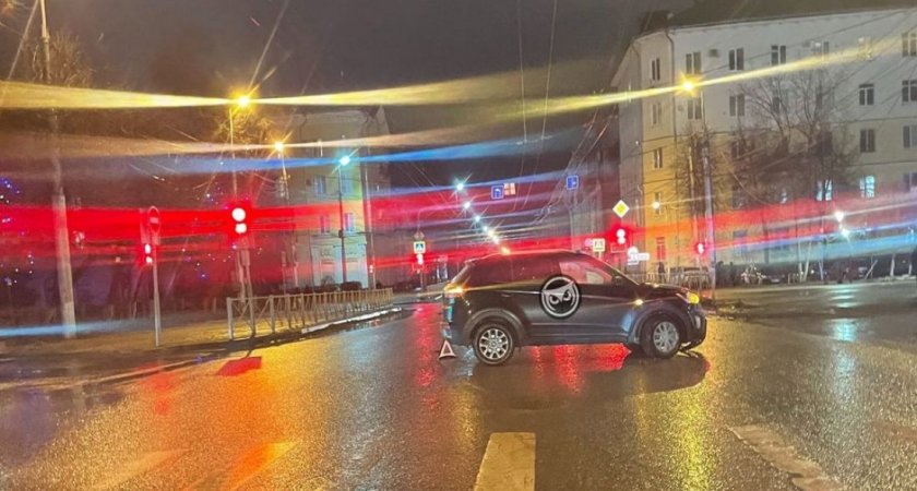 На перекрестке в центре Пензы произошла жесткая авария с двумя автомобилями