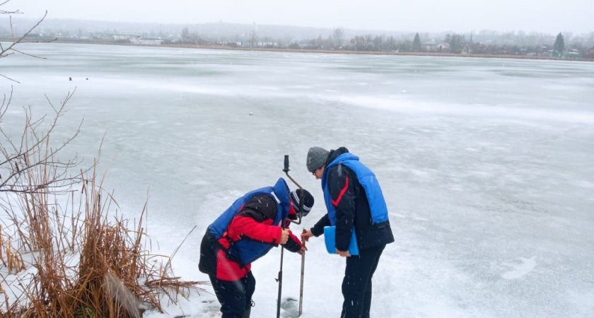 В Пензе специалисты проверили толщину льда на водоемах Октябрьского района