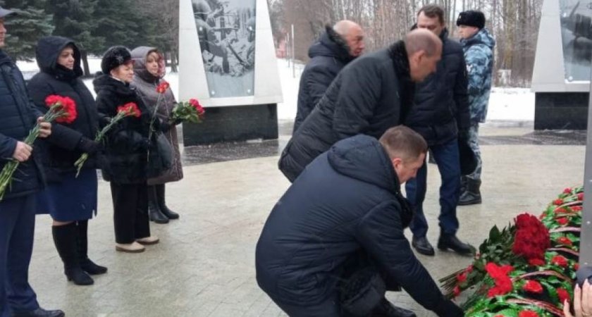 В Пензе возложили цветы к стеле "Пенза - город трудовой доблести"