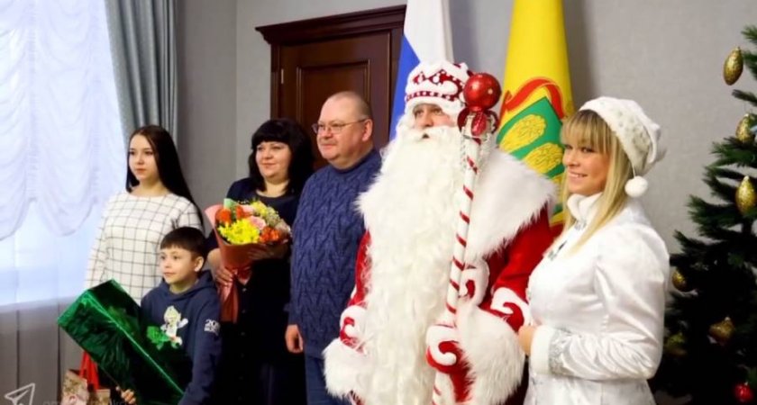 Губернатор Олег Мельниченко провел детям экскурсию по своему рабочему кабинету