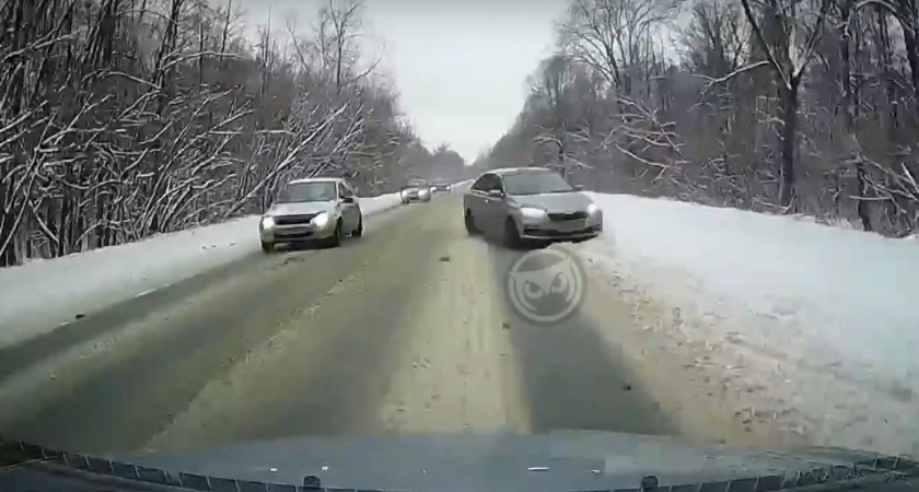 Опасный маневр пензенского водителя попал на камеры регистратора 