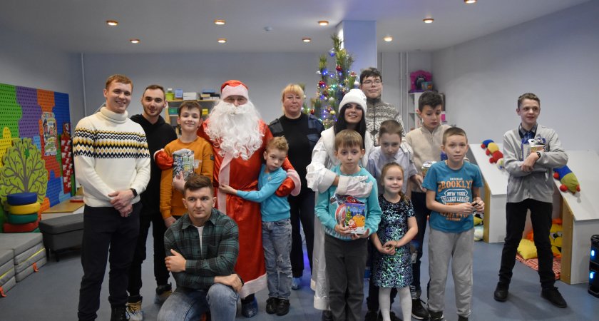 "Полицейский Дед Мороз" поздравил детей в фонде "Добрый дом"