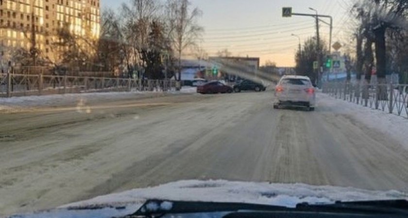В Пензе дорогу на перекрестке Куйбышева и Свердлова не поделили два автомобиля 