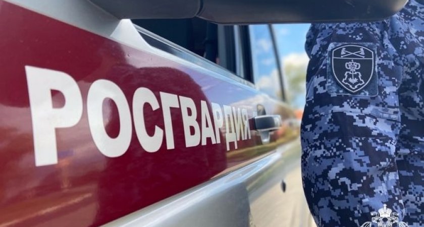 В Пензе мужчина вломился в магазин и лежал на шторах 