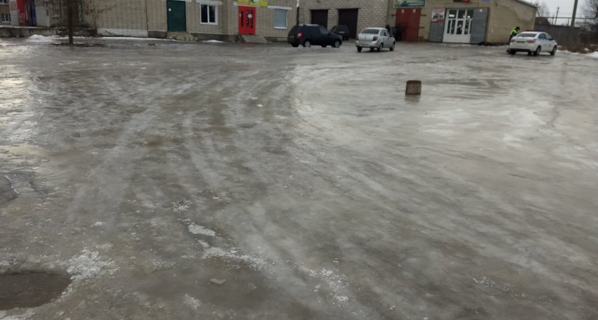 Передвигаться можно только на коньках. Пензенское село Лопатино превратилось в каток