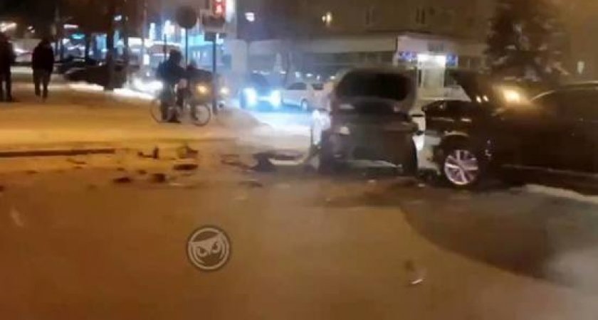Жесткое ДТП в центре Пензы: два авто столкнулись на перекрестке улиц Кирова и Кураева